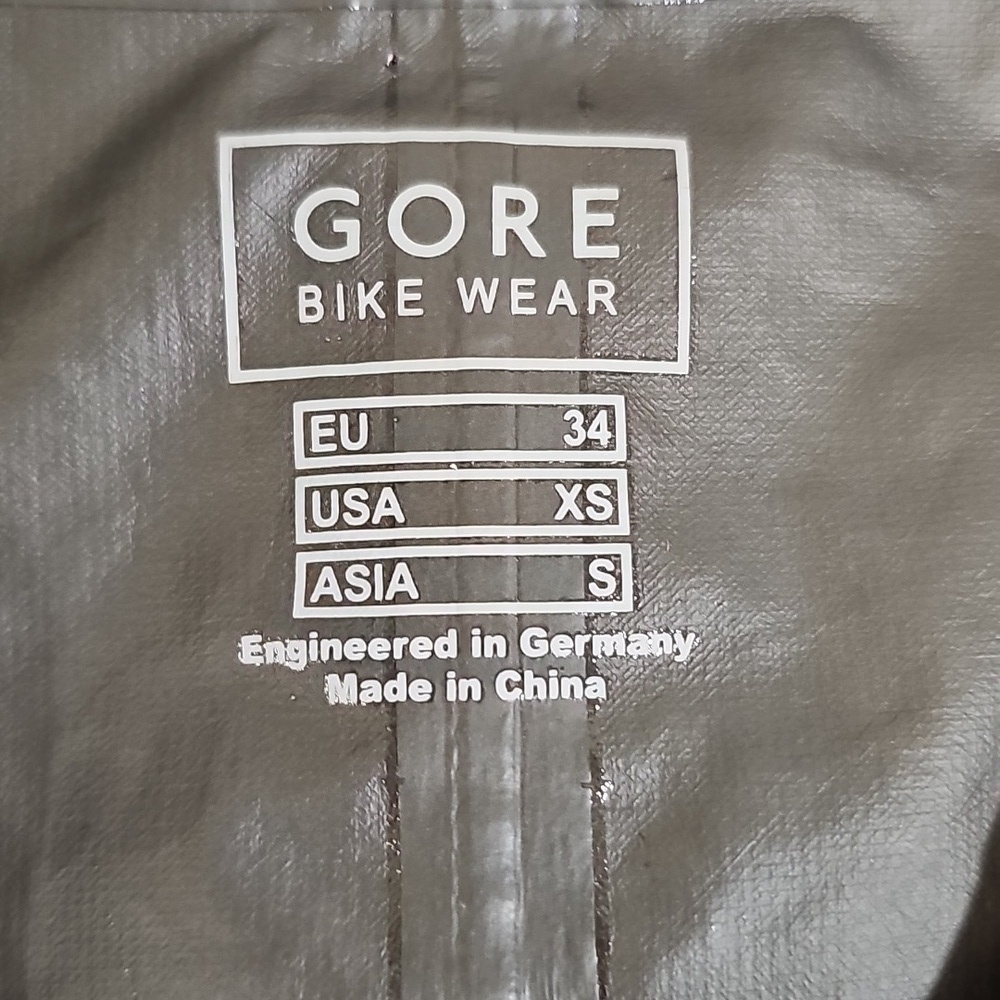 Gore Bike Wear GORE-TEX Women's Cycling Rain Jacket Waterproof Plum XS - Picture 2 of 13